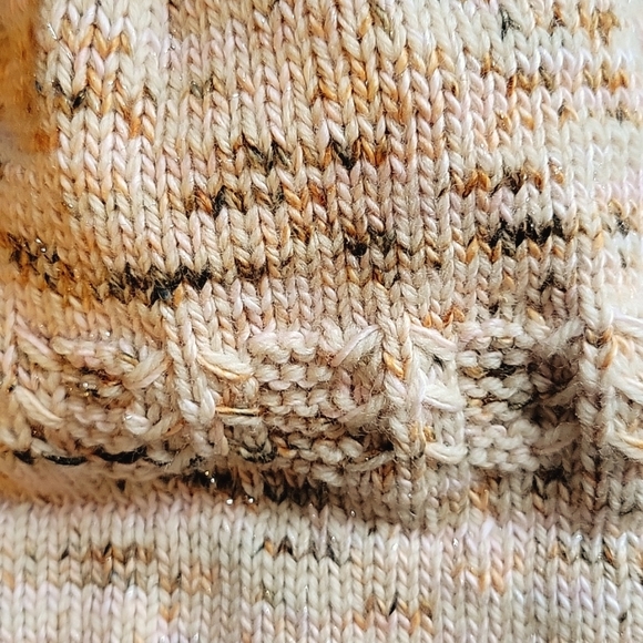 Hand knit wool cap with real racoon fur pom - Picture 4 of 6